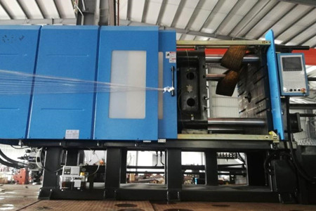 果筐注塑機(jī)廠家如何保證設(shè)備性能的一致性和穩(wěn)定性？